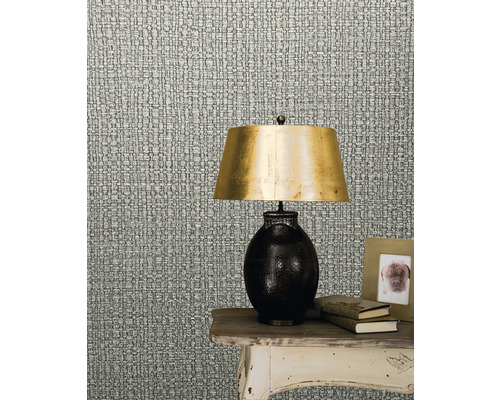 Muster-Tapete imitiert Textilgewebe neben einer Lampe auf einem Tisch