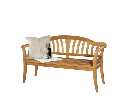 Gartenbank aus Holz mit Kissen, Weinflasche und Gläsern