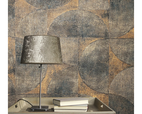 Dekorative Tapete mit Kreisdesign neben einer Lampe auf einem Tisch.