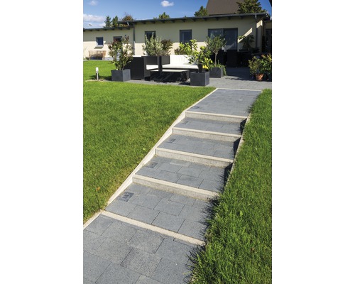 Escalier en pavés dans le jardin