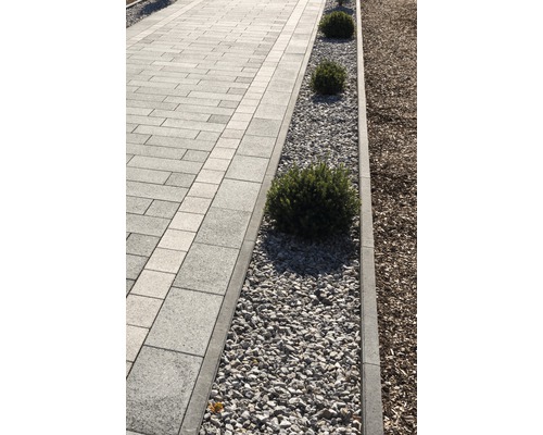 Chemin pavé avec bordures, gravier et plantations