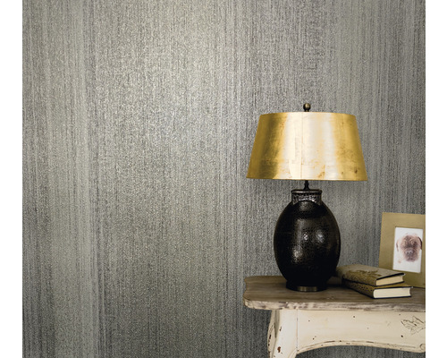 Papier peint à motif linéaire à côté d''une lampe sur une table