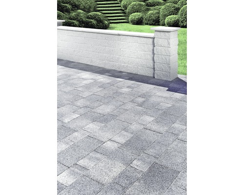 Gartenanlage mit Mauer, Pfeiler und Pflastersteinen