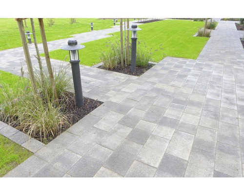 Gartenweg mit Betonpflastersteinen und Aussenleuchten
