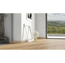 Pièce lumineuse avec parquet, vase de fleurs et cadres photo