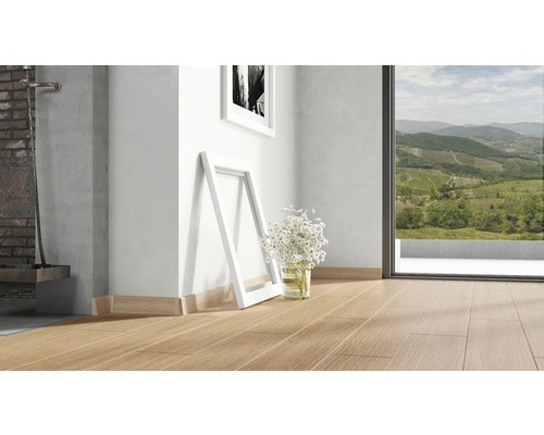 Pièce lumineuse avec parquet, vase de fleurs et cadres photo