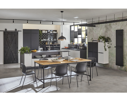 Helle Küche mit Esstisch und Stühlen, Kücheninsel und Schiebetür