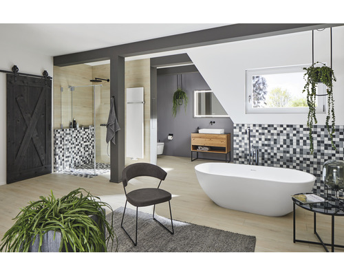 Badezimmer mit Dusche, Badewanne, Waschtisch und Holzakzenten