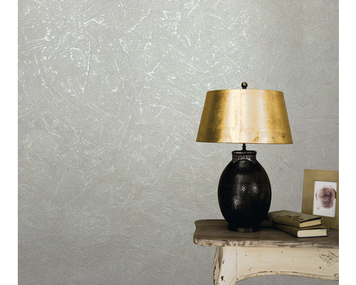 Helle, strukturierte Tapete mit Tischlampe