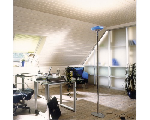 Pièce mansardée avec bureau, lampadaire et système d''étagères