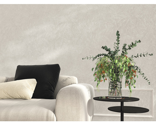 Wohnzimmer-Szene mit Sofa, Kissen, Beistelltisch und Blumenvase