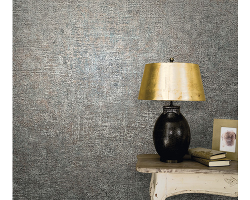 Vue d''une pièce avec papier peint à motifs, table et lampe
