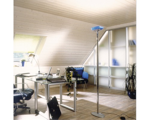 Arbeitszimmer mit Schreibtisch, Bürostuhl und Stehlampe unter Dachschräge