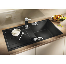 Spüle aus Granit mit Wasserhahn und Spülmittelspender auf einer Küchentheke.