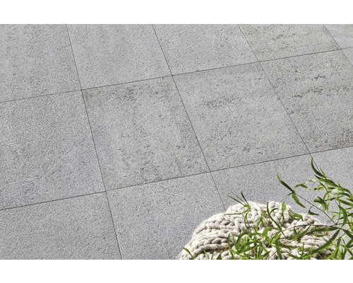 Carrelage de sol posé avec plantes et décoration