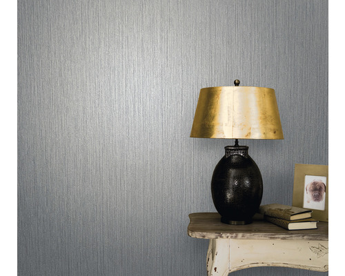 Papier peint avec motif à rayures verticales à côté d''une lampe de table sur une petite table