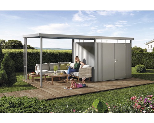 Scène avec abri de jardin avec coin salon sur terrasse en bois dans le jardin