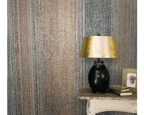 Nahaufnahme eines Raumes mit einer strukturierten Tapete, einer Lampe und einem Beistelltisch.