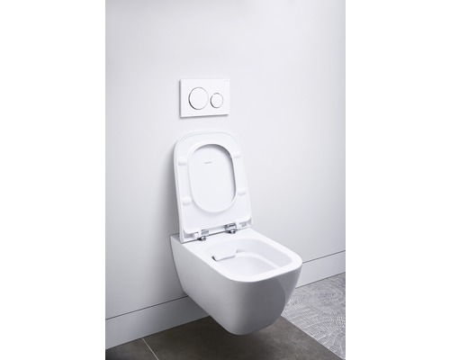 Wandhängendes Tiefspülklosett mit offenem Spülrand und Betätigungsplatte