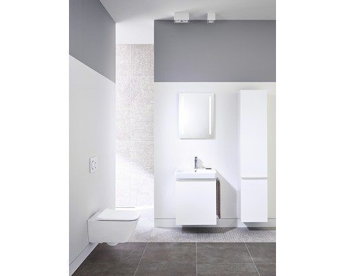 Modernes Badezimmer mit wandhängendem WC, Waschtisch, Spiegelschrank und Hochschrank