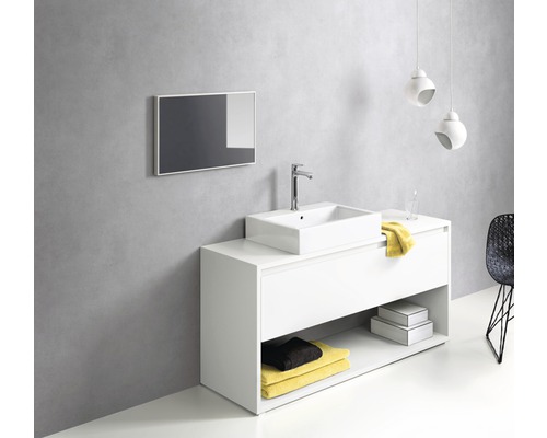 Salle de bains moderne avec lavabo, miroir et meuble sous-lavabo en blanc