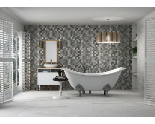 Salle de bain moderne avec baignoire îlot, meuble-lavabo et carreaux de mosaïque murale