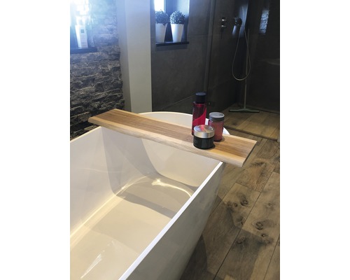 Salle de bains avec baignoire et étagère pour accessoires de bain