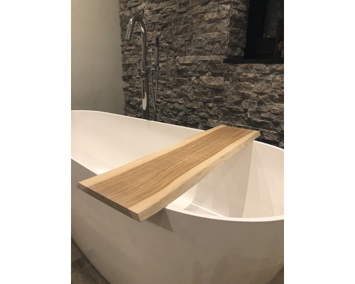 Salle de bain avec baignoire îlot et étagère en bois