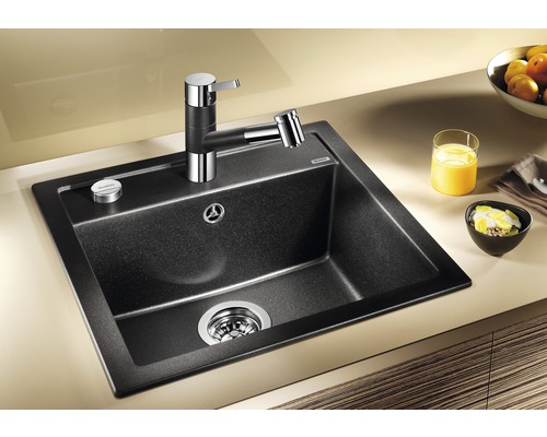 Évier en matériau composite avec mitigeur et garniture d''écoulement