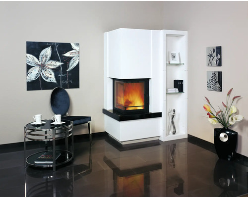 Salon avec poêle à bois, table d''appoint, chaise et décoration