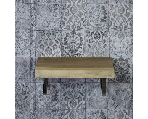 Étagère en bois avec support mural devant un mur à motifs