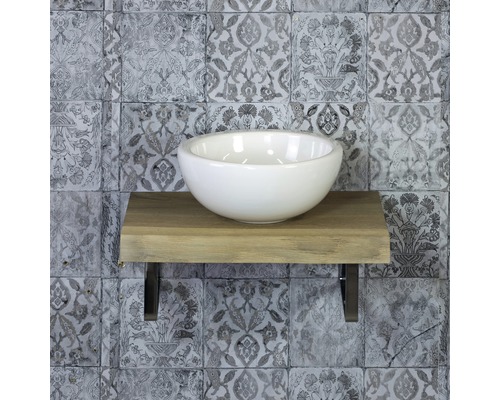 Lavabo en céramique sur étagère en bois avec carreaux muraux