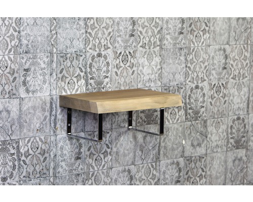 Étagère en bois avec support en métal sur mur orné