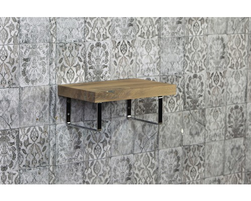 Holzregal mit Metallhalterung an einer Wand