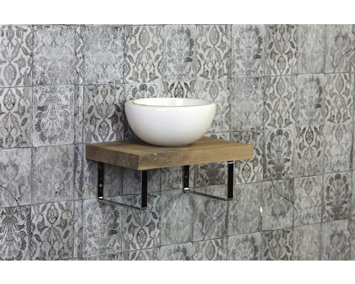 Keramikwaschbecken auf einem Holzregal mit Metallhalterung vor einer Fliesenwand