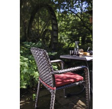 Scène avec chaise de jardin, table, boissons et nourriture à l''extérieur devant une roue à eau.