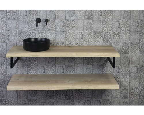 Salle de bains avec deux consoles en bois, une vasque à poser noire et des robinets devant un mur décoré