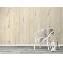 Holzpaneelwand und Holzfußboden mit Stuhl, Kissen, Fell und Dekoration