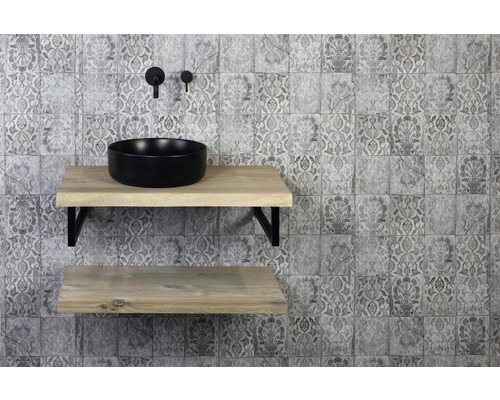 Modernes Badezimmer mit Waschbecken, Regalen und gemusterten Fliesen