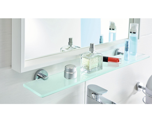 Badezimmer mit Spiegel, Glasablage und verschiedenen Badartikeln