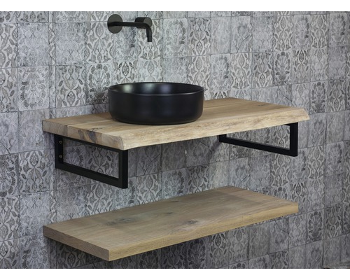 Salle de bains avec lavabo, plan de travail en bois et robinet mural