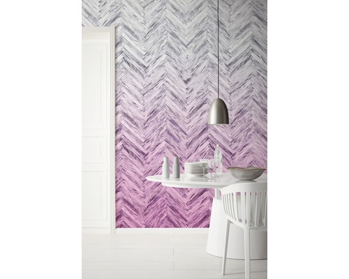 Vue d''une pièce avec papier peint à motif chevron, table à manger et chaise