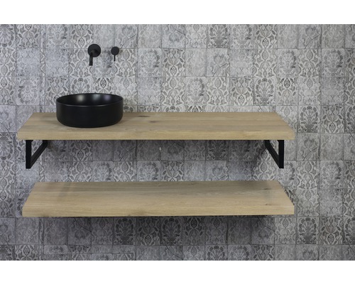 Salle de bains avec lavabo, vasque à poser et deux étagères