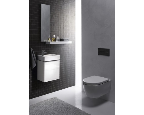 Salle de bains moderne avec meuble sous-lavabo, miroir, étagère et WC suspendu pour une atmosphère lumineuse et conviviale