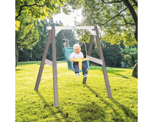 Balançoire pour enfants avec bébé sur une pelouse