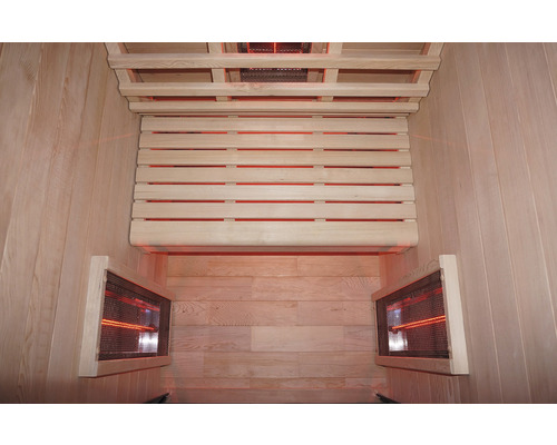 Vue intérieure d''un sauna infrarouge avec murs en bois et radiateurs infrarouges