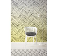 Intérieur décoratif avec une chaise blanche et un lampadaire devant un mur à chevrons