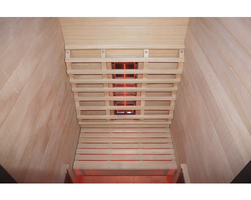 Intérieur d''un sauna avec lambris en bois et radiateurs infrarouges