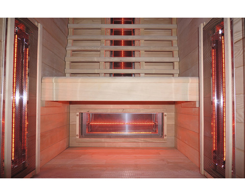 Vue intérieure d''un sauna infrarouge avec bancs en bois et radiateurs infrarouges