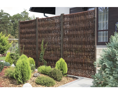 Paroi de confidentialité décorative en osier dans le jardin